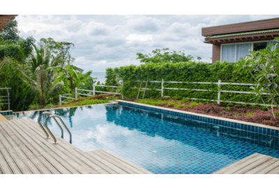 Piscine familiale dans son jardin